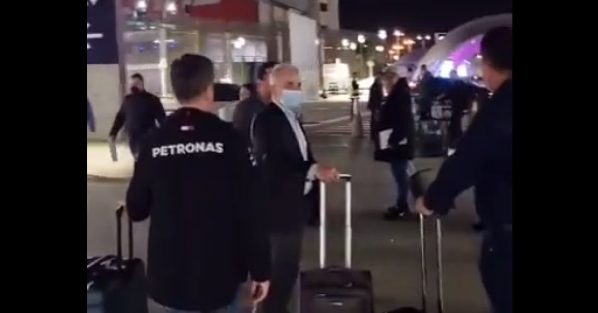 Video | “No eres bienvenido”: Álvaro Uribe fue insultado en su llegada a Argentina. bit.ly/3Ug6eMl