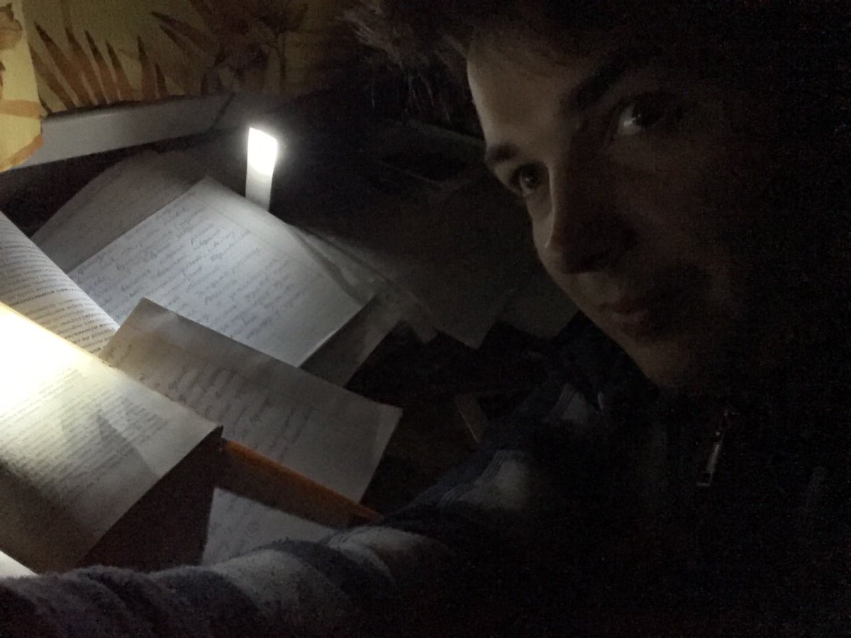 Коли вимкнули світло, а строки по здачі завдань піджимають)
Ліхтарик і паперова книжка – ви ж мої рятівники🫣