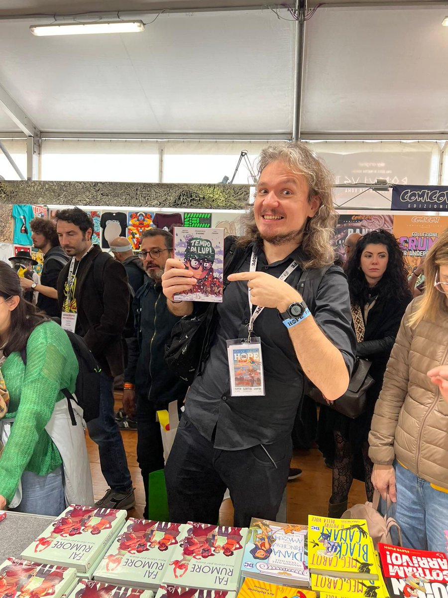stetirasso's tweet photo. [PT.3] Lucca da autore è sempre bella, bellissima.
Grazie ad Adrian @Link4Universe per averci fatto una bellissima sorpresa, passando a prendere "Tempo da Lupi" e mostrandoci cose non di questo mondo -letteralmente. 🧡 https://t.co/xkrm1zH4G0