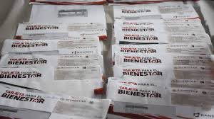 SoniaLucreciaG's tweet photo. El señor @lopezobrador_  no quiere una reforma electoral, quiere perpetuar a su partido en el poder, preparo el terreno:
1. Aceitó al ejército y creó su guardia.
2. Opera las elecciones con el CO.
3. Va sobre el INE.
4. Mantiene su base electoral con dádivas. https://t.co/Z1Y0SlnEeC