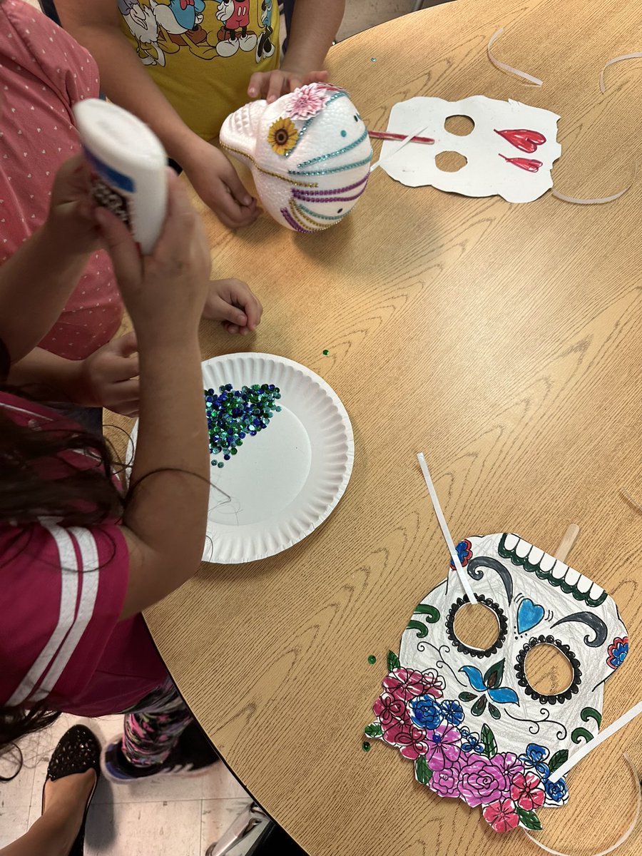 jimenezmcbee's tweet photo. 2 de noviembre! #DiaDeLosMuertos decorando sus #calaveritas 💀#whymcbee #bumblebees 🐝 @ElementaryMcbee @Ms_MMartinez https://t.co/i0psnjD1C0