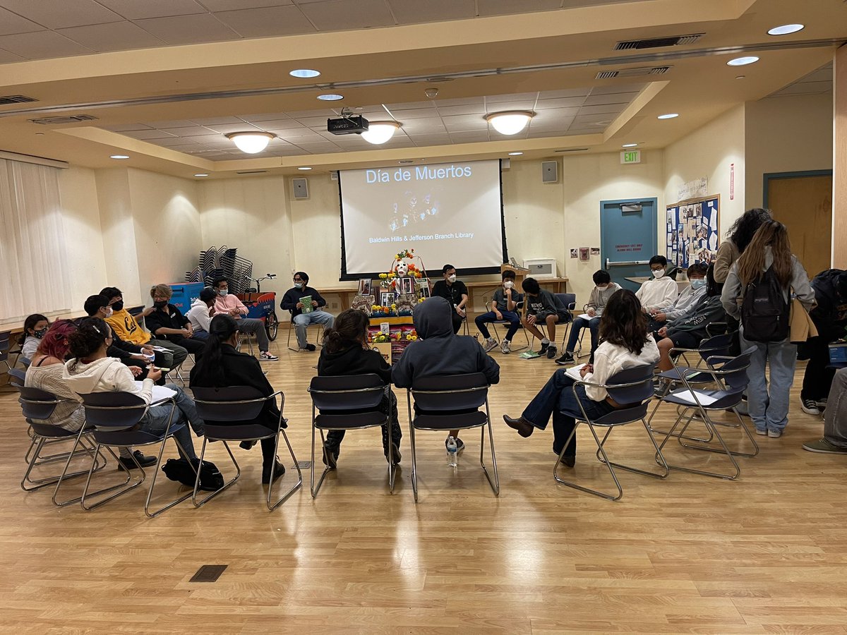 BaldwinHills's tweet image. ☠️🎊Thank you @Nature_Nexus for joining #LAPLJefferson &amp;amp; #BaldwinHillsLibrary #TeensofLAFilmFest librarians to learn about #DíadeMuertos &amp;amp; how easy it can be to make a short film with photos &amp;amp; sound! #NatureNexus students contributed photos of extinct species to our #ofrenda!💀📖