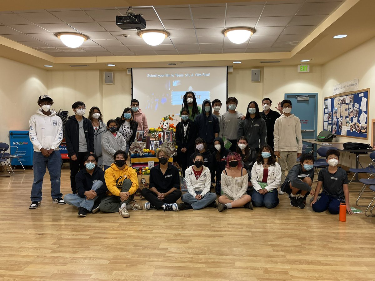 BaldwinHills's tweet image. ☠️🎊Thank you @Nature_Nexus for joining #LAPLJefferson &amp;amp; #BaldwinHillsLibrary #TeensofLAFilmFest librarians to learn about #DíadeMuertos &amp;amp; how easy it can be to make a short film with photos &amp;amp; sound! #NatureNexus students contributed photos of extinct species to our #ofrenda!💀📖