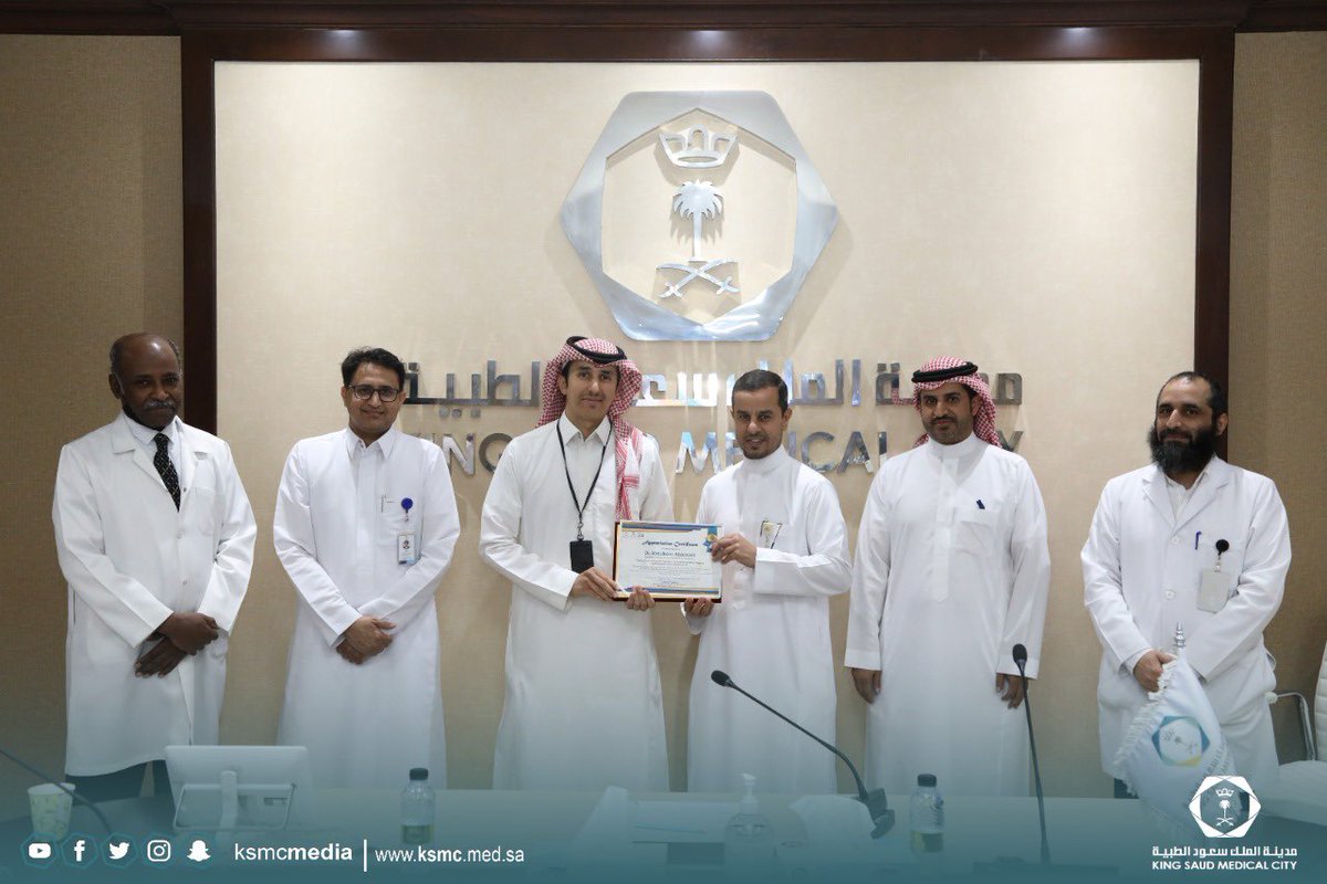ksmcmedia's tweet photo. سعادة المدير العام التنفيذي لـ #مدينة_الملك_سعود_الطبية د.أحمد العنزي يكرم قسم العيون وقسم العناية المركزة لحديثي الولادة نظير نجاحاتهم في برنامج فحص وعلاج اعتلال الشبكية للأطفال الخدج باستخدام التقنيات الحديثة، وتفوقهم على مستوى المملكة دون تسجيل مضاعفات. https://t.co/QcCDWLluXN