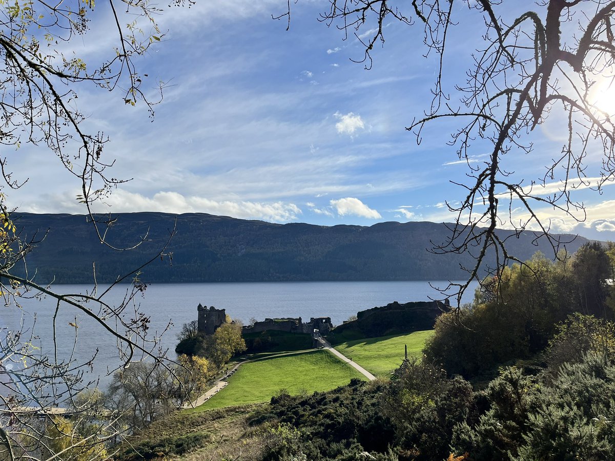 Loch Ness and Urquhart Castle 🙌🏻 🏴󠁧󠁢󠁳󠁣󠁴󠁿 #scotlandscenes #ScotlandIsNow #scotlandexplore #ThePhotoHour #HumpDay #vanlife