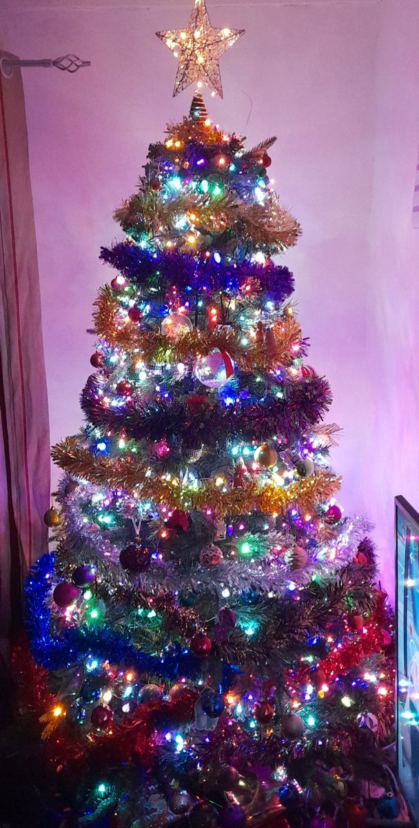 GeorgeLThomas3's tweet photo. Ooops! I got my '-embers' mixed up. #ChristmasTree #FeelsLikeDecember #whynot #cosy https://t.co/Wi63vZqsOO
