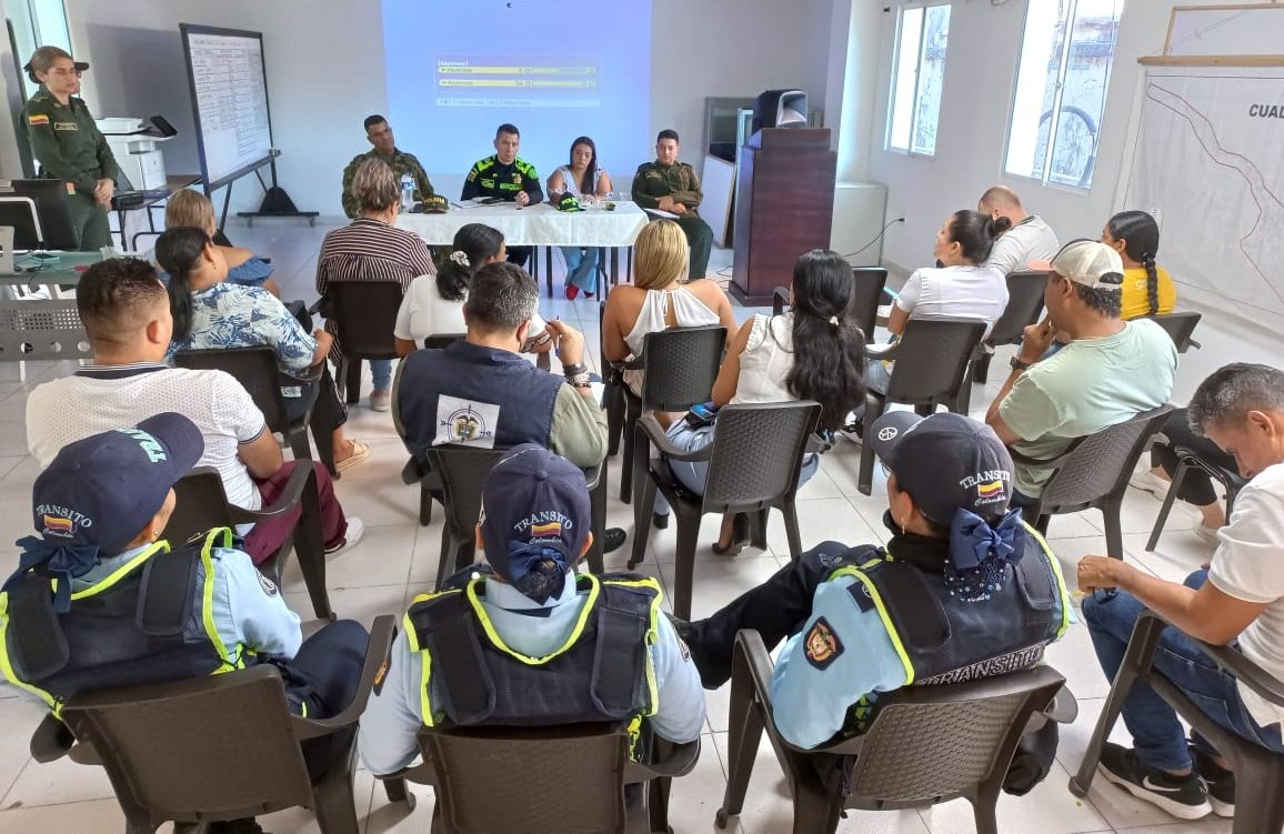 PoliciaDEMAM's tweet photo. En #PuertoBerrío (#Antioquia) participamos en reunión con líderes sociales, comerciantes y comunidad en general, con el fin de fortalecer estrategias en materia de seguridad y así contrarrestar los delitos de mayor impacto. #DiosYPatria #EsUnHonorSerPolicía https://t.co/IzP6DAoQWF
