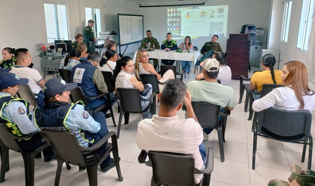 PoliciaDEMAM's tweet photo. En #PuertoBerrío (#Antioquia) participamos en reunión con líderes sociales, comerciantes y comunidad en general, con el fin de fortalecer estrategias en materia de seguridad y así contrarrestar los delitos de mayor impacto. #DiosYPatria #EsUnHonorSerPolicía https://t.co/IzP6DAoQWF