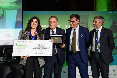 unict_it's tweet photo. #goodnews Premio “Leopardi” alla borsista del #Biometec Simona Denaro di #unict
Assegnato il riconoscimento intitolato allo storico presidente dei Farmacisti italiani, per una #ricerca su terapia del #dolore e preparazione galenica in #farmacia
https://t.co/Mj1W3pZNkf https://t.co/CK29m9t1Vc
