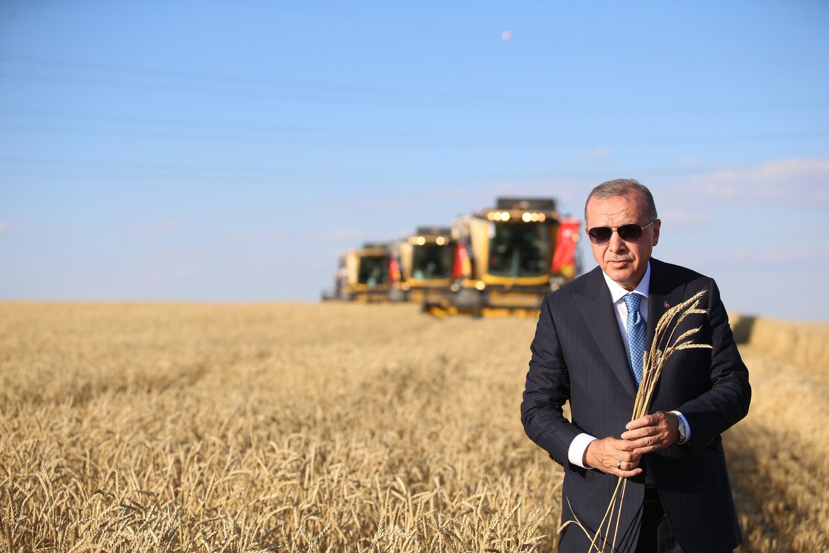 avmkocaman's tweet photo. Tahıl Koridorunda kesintiye uğrayan tahıl sevkiyatı, Sayın Cumhurbaşkanımızın girişimleriyle yeniden başlamıştır. 

Türkiye, gıda arz güvenliğinin teminatı ve mazlum milletlerin ümidi olmaya devam etmektedir.

Sayın Cumhurbaşkanımız @RTErdogan’a şükran borçluyuz. https://t.co/a6iNiliDbH