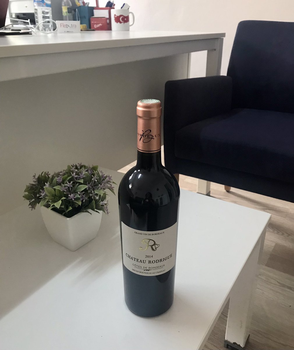 Diyabet ve hiperlipidemi tanılarıyla takip ettiğim hastam bugün bana bunu getirmiş ve diyor ki; hocam bana yasakladınız içemiyorum bari siz için 🙈😊 
Nasıl mutlu oldum, inceliklere hasret kalmışız…