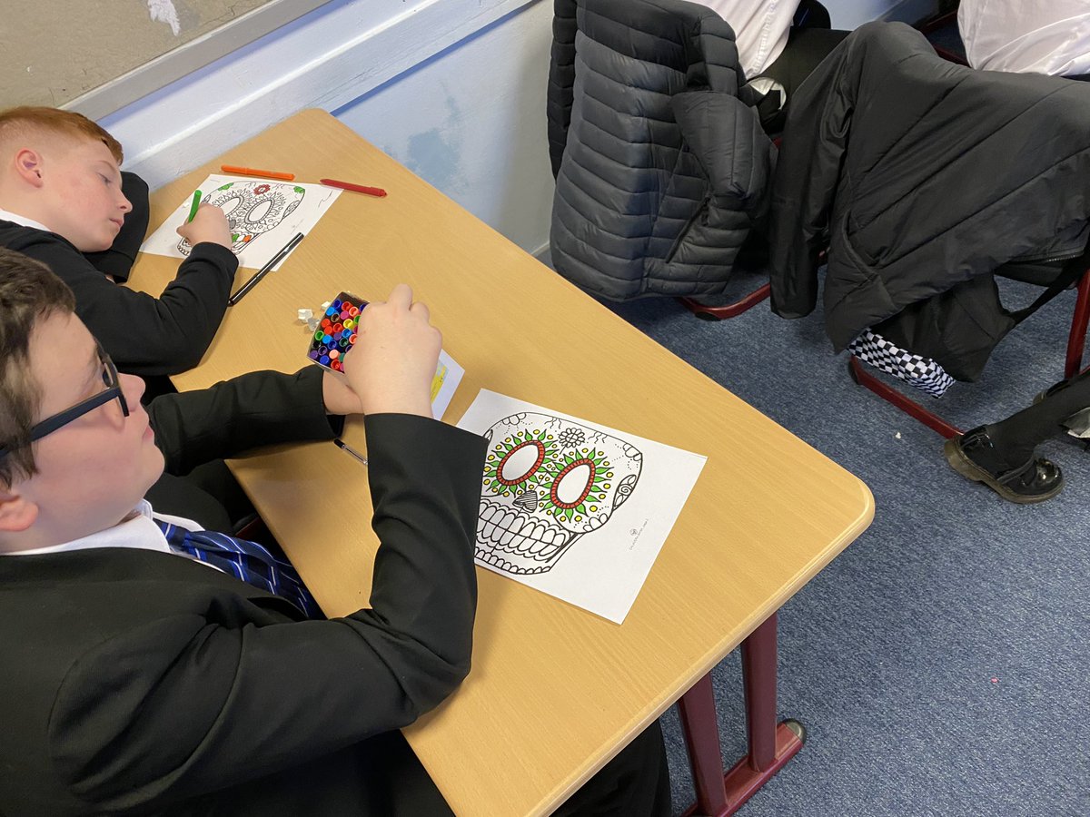 In class we are learning about “Día de los Muertos”, a Mexican celebration of the lives of those who have passed away. We have been decorating traditional sugar skulls too - nuestros alumnos son muy creativos 🎨
