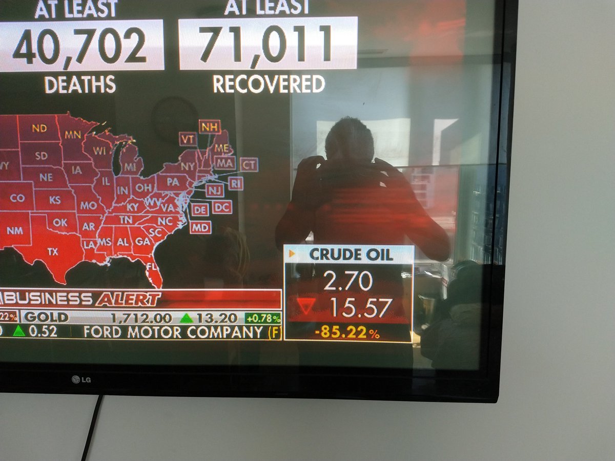 Anthony13041598's tweet photo. @KamVTV Price of crude oil in April 2020. $2.70 a barrel it later fell that day to -$35.00 per barrel. That's right they were paying people to buy oil. https://t.co/R7rJNDuM1O