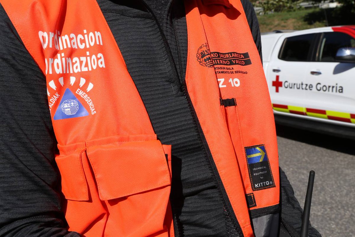 112_SOSDeiak's tweet photo. @Araba @Bizkaia @Gipuzkoa @Gob_eus @Irekia ✈️💧🔥 Horien aurrean, @gob_Eus-k eta foru-aldundiek egoeraren eta Euskadin #suteak itzaltzeko dauden baliabide materialen analisi bateratua egin dugu eta egiaztatu dute aireko baliabideak eskuratuz osatu beharko direla baliabide horiek https://t.co/W8hYUplFMi