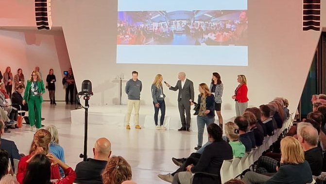 np_res's tweet photo. #rescongres Challenge owners/partners Mirjam Langenhuijsen-Davidson van @EssentNieuws en @TaraGeerdink van @IPO_Provincies vertellen over hun rol als partners en de resultaten van #transformhackathon. @hackathonenergy https://t.co/UPUWca8ibp