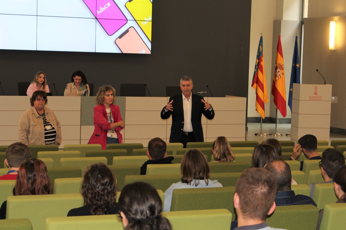 GVAivace's tweet photo. 👏@rafacliment_ , @Julia_company i @Jacintarubio
 donen la benvinguda a @GVAivace a les 50 persones joves que s'han incorporat a la plantilla gràcies al Programa #EPRIEX

📅Contractació durant un any
👩‍💼Oportunitat laboral per a la incorporació al mercat laboral

@GVAlabora https://t.co/xRZpIQLx9I