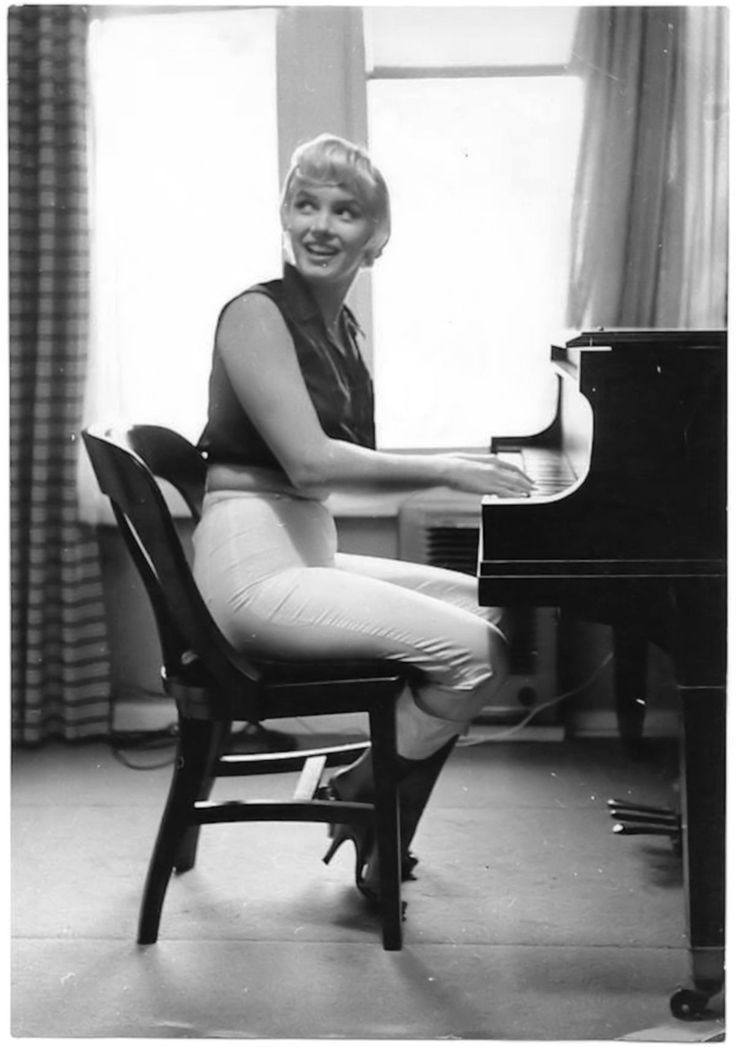 k7revista's tweet photo. 7. No leilão dos objetos de Marilyn, ocorrido apenas no ano de 1999, seu piano branco de cauda foi comprado pela cantora Mariah Carey, por 662 mil dólares. A peça havia sido estimada de 10 a 15 mil dólares e tinha sido um presente dado à Marilyn pela sua mãe. https://t.co/Skp0LxWGvo