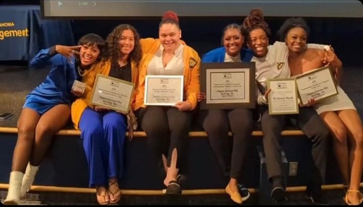 Kia_Snacks's tweet photo. Day 2 belongs to the lifeline, the undergrads! I am the pRHOud advisor of The Prestigious Theta Pi Chapter and these ladies are amazing!!Keep shining sorors! Love you!
ππ π©ππ
#SGRho100 #Greater #SGRhoCentennial #SigmaGammaRho #SigmaSWR #SWRUndergrads
#Undergrad #CollegeLife https://t.co/HBavFU0mqD