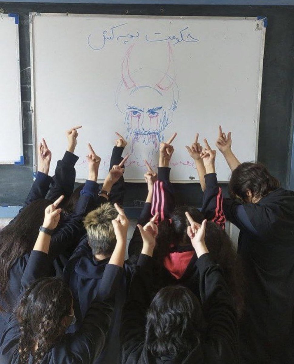 Ein Staat, der Kinder ermordet”

Steht drauf! Mit einem als Monster gezeichneten Bild von Chamenei! 

Ein “Mädchenschule” im Iran.

#MahsaAmini 
#ZhinaAmini