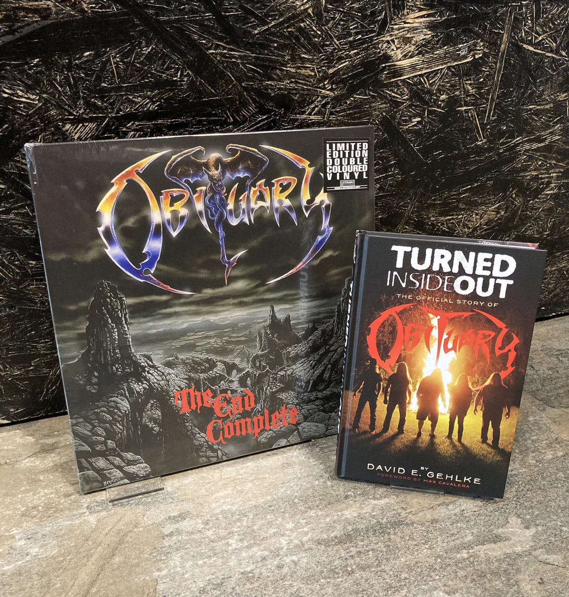 Here at #DarkEarth we always combine the finest music with the finest literature🤘🏻

🔥#Obituary @obituarytheband 

#DeathMetal #ThrashMetal #90sMetal #MusicBiography #Vinyl #LimitedEdition #IndieRecordShop #IndieBookShop #DarkEarth