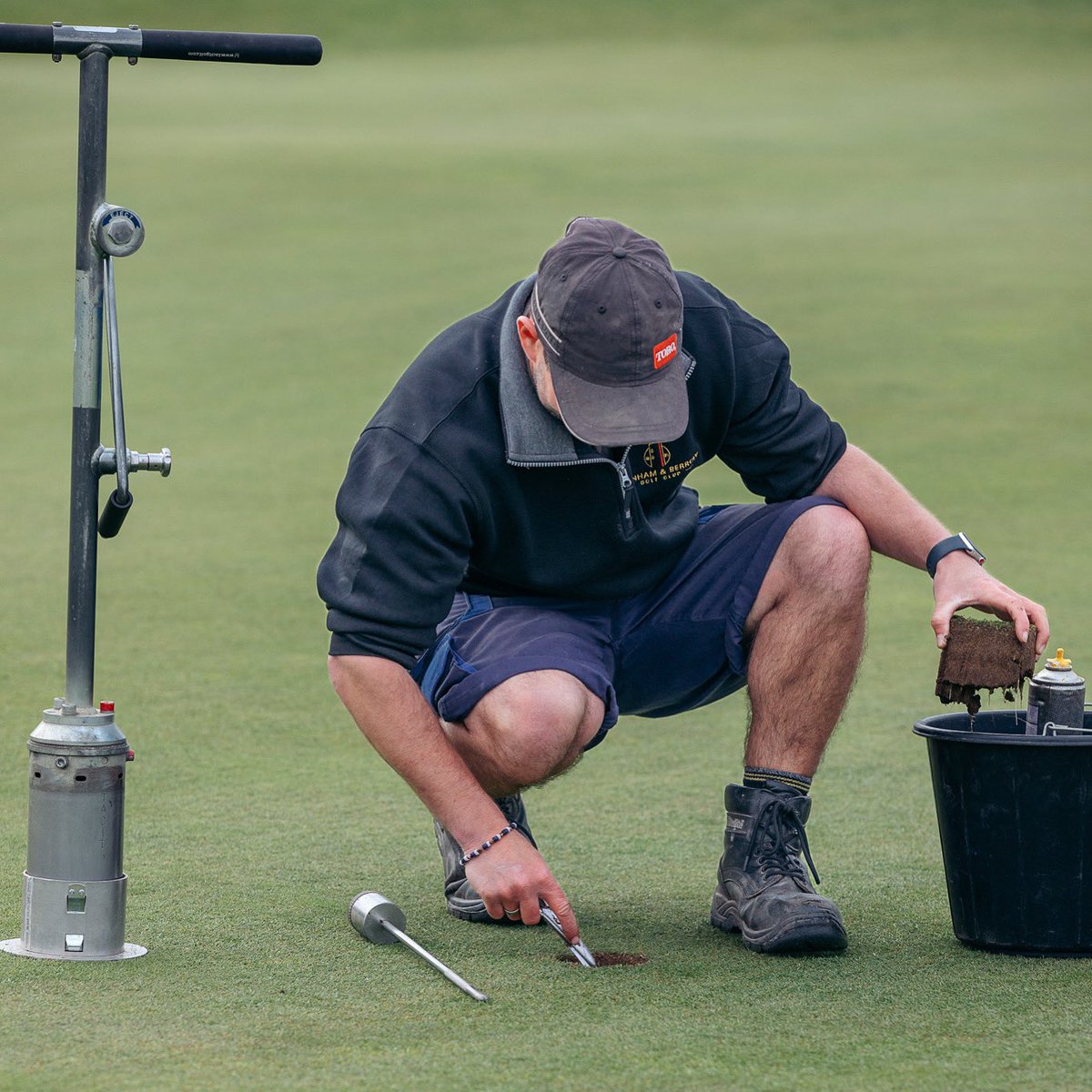 BurnhamBerrow's tweet photo. It’s all in the detail.✂️✨

#golfcoursemaintenance #greenkeepinglife #turfgrass #turfmanagement #championshipgolf #top100golfcourse #burnhamonsea #somersetlife https://t.co/Grfc2K4Ol4