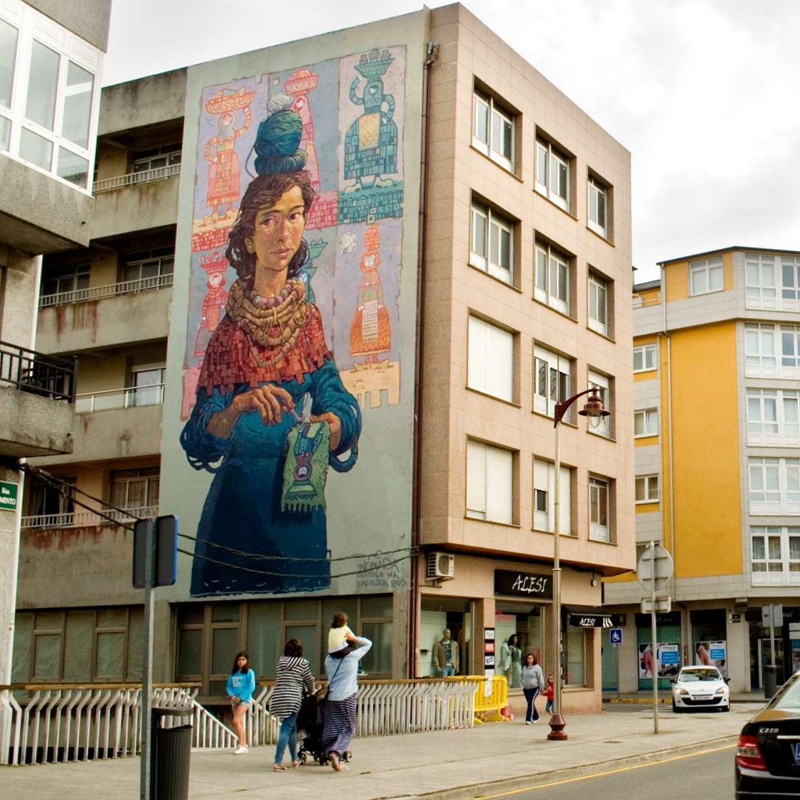 🎨Tres murais que están moi cerca para ver nun momentiño. Todos na contorna do San Martiño:
1. Sen título de Lula Goce
2. "Crianças" de Nazaret Franco
3. Mapa
4. "A pena da moura" de Nömada