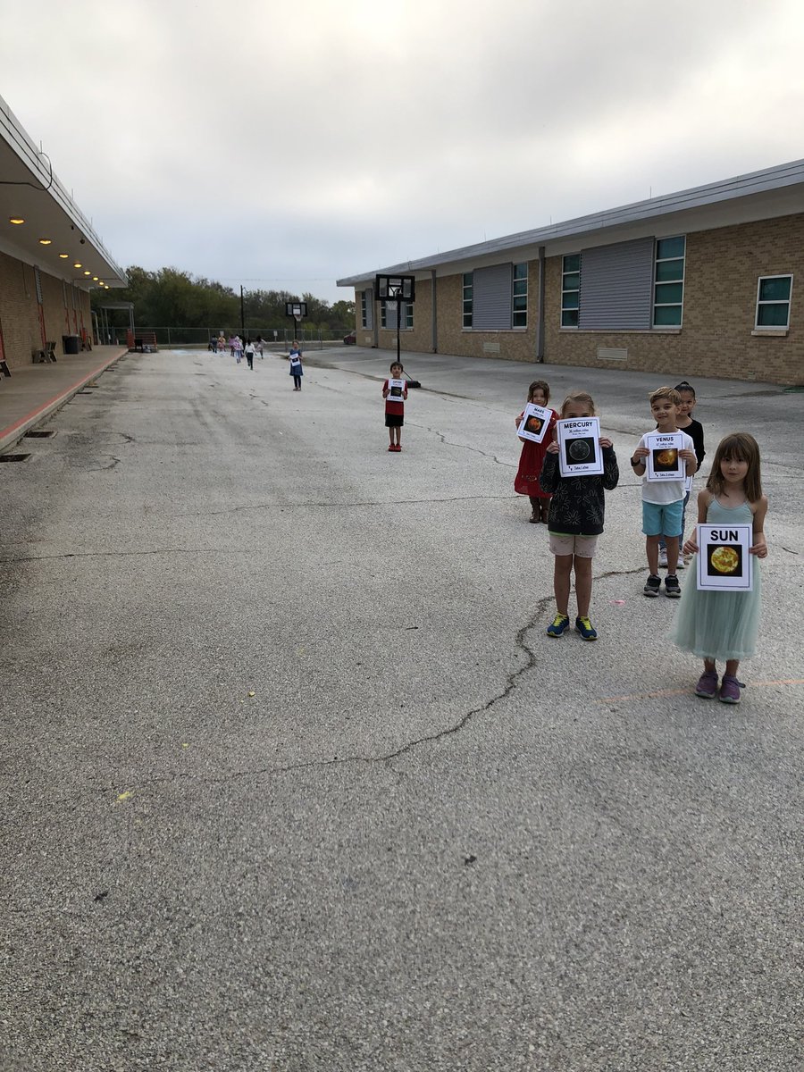 juliterrain's tweet photo. First graders modeling the solar system. #firstgradescience @FSHISD https://t.co/NOkMXgPCTs