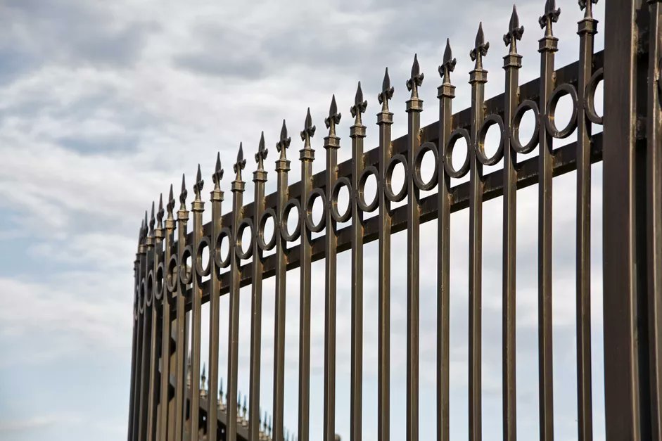 RealtorBincy's tweet photo. Not sure what to look for in a security fence? Read on for help. #homesecurity #outdoors  https://t.co/ZomaLbbpzP https://t.co/F6AzK3pSEC