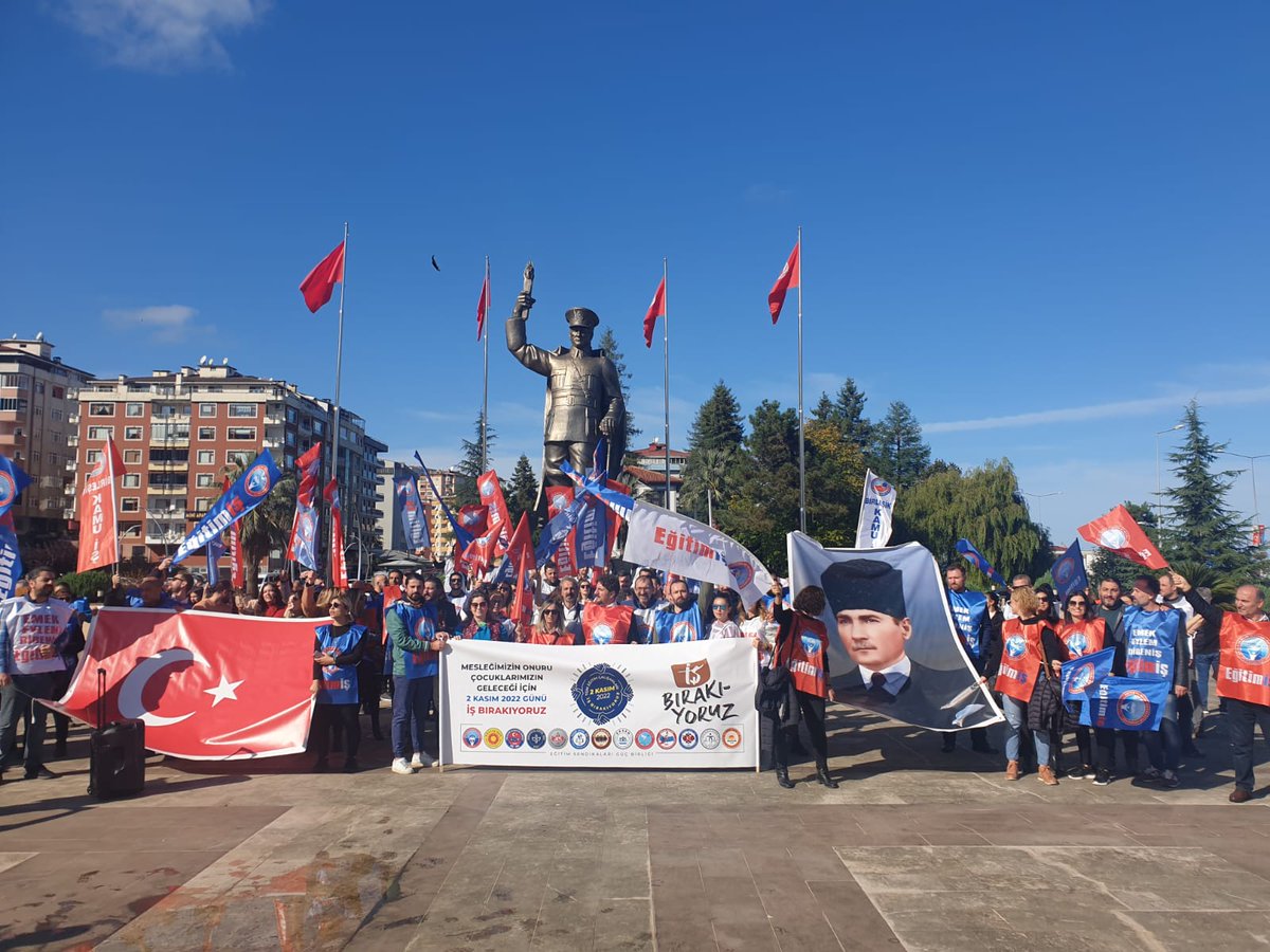 #ogretmeneylemde 
Bugün Rize meydanında öğretmenler ÖMK'yı istemediklerini, sınava ve ayrıştırılmaya karşı olduklarını haykırdı..