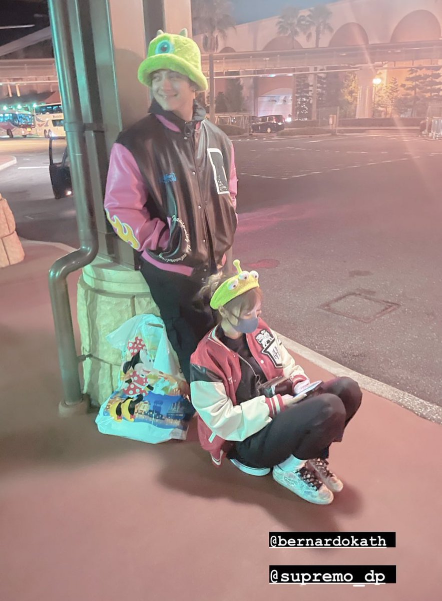 blairwaldorfs_'s tweet photo. PRINCESS KATHRYN SITTING ON THE FEET OF HER VERY OWN PRINCE DJ WHILE THEY'RE WEARING DISNEY HATS AND HEADBANDS IN DISNEYLAND IT DOESN'T GET ANY MORE FAIRYTALE THAN THIS 😭😭 https://t.co/tm9MrA2ofM