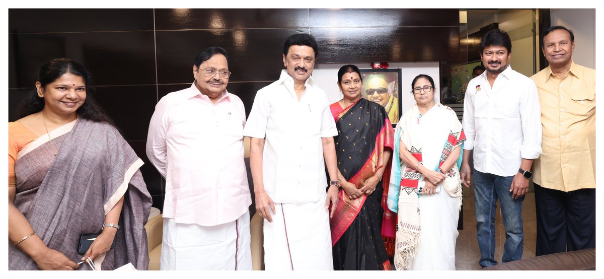 Hon'ble Chief Minister of West Bengal @MamataOfficial paid a courtesy call at my residence today. It was a pleasure, as always, to have a chat with such a dynamic personality. She invited me to visit Kolkata sometime in the future and I gladly accepted her kind invitation.