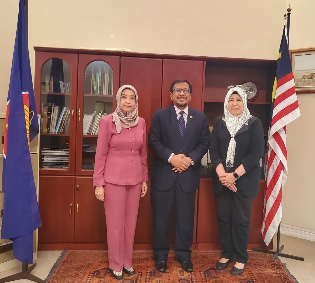 MWPretoria's tweet photo. As part of the International Science, Tech &amp; Innovation Centre for #SouthSouthCooperation's (#ISTIC) visit to #SouthAfrica, its Chair Datuk Dr Halimaton &amp; Director Tengku Sharizad called on High Commissioner of #Malaysia, H.E. Mohamad Nizan.

Full post: https://t.co/BhSjPrqCoD https://t.co/2ca68BqeAQ