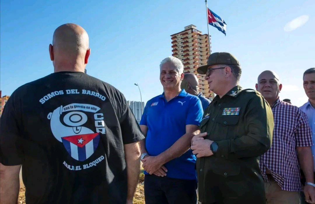 Después de arrojar al mar sus flores para Camilo, el Presidente <a href="/DiazCanelB/">Miguel Díaz-Canel Bermúdez</a> contempla orgulloso la marcha. #Cuba #CDRCuba #SoyCederista #SomosDelBarrio