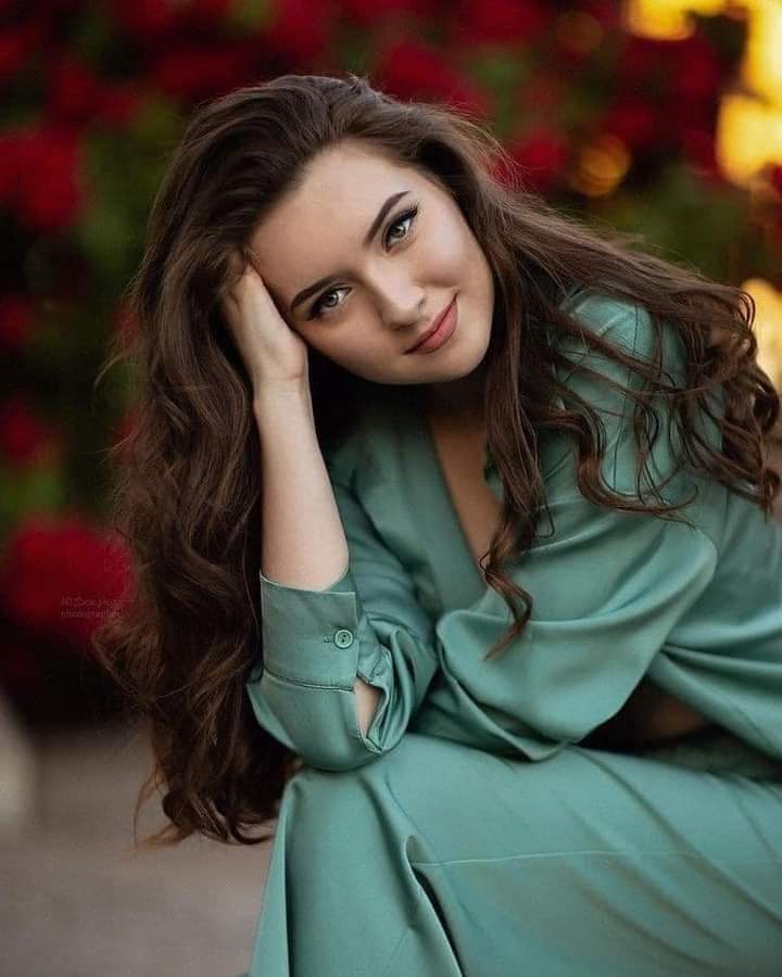 كلما
تبسمت زاد
وجهها إشراقة
وبهاء 
هي كالنجوم
حينما تتلآلآ في
السماء
تخطف القلب من
حسنها 
ناضرة رقيقة 
المشاعر شديدة
الوفاء
تهفو كالفراشات
بصوتها العذب
يجوب في القلب
وكل الارجاء
ملاك آنتي آم آنكي
آميرة في زهوها
حسناء
كل الحروف
 تخضع لها ولها
مني كل الحب
والثناء

كلماتي
خالد ،،