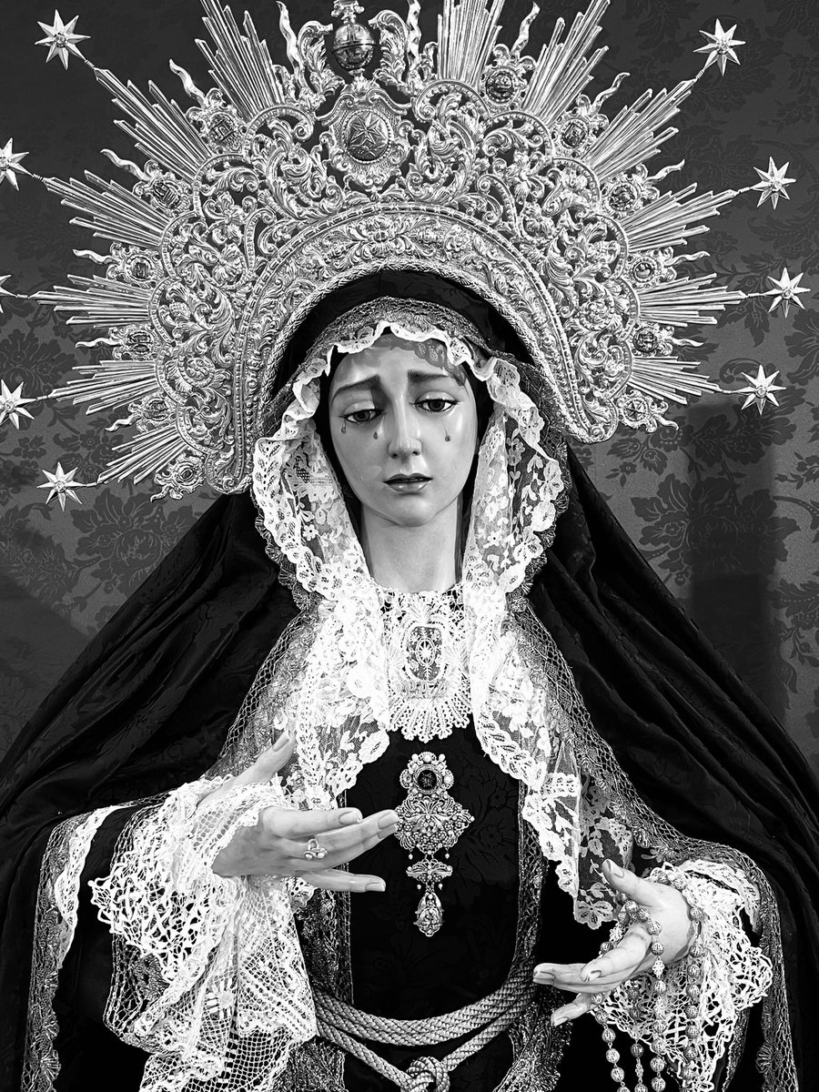 María Santísima de La Paz, ataviada de luto para el mes de noviembre, tiempo que la Iglesia dedica a orar por los fieles difuntos. 

Nuestra Hermandad, recuerda a todos los hermanos y hermanas que nos precedieron y ruega una oración por el descanso eterno de sus almas.