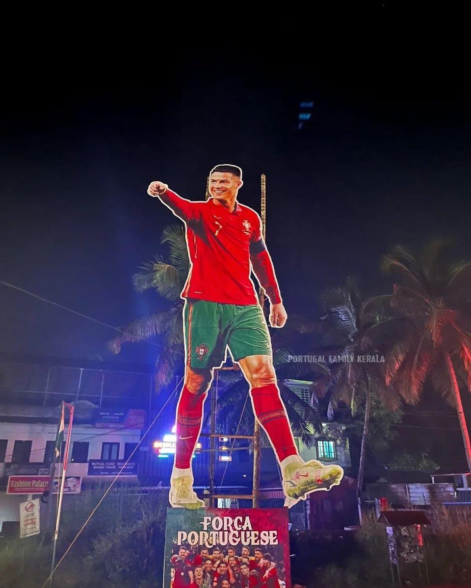 AladithyaS's tweet photo. @TrollFootball This is the passion of kerala ,india https://t.co/tQA3fqrAFG