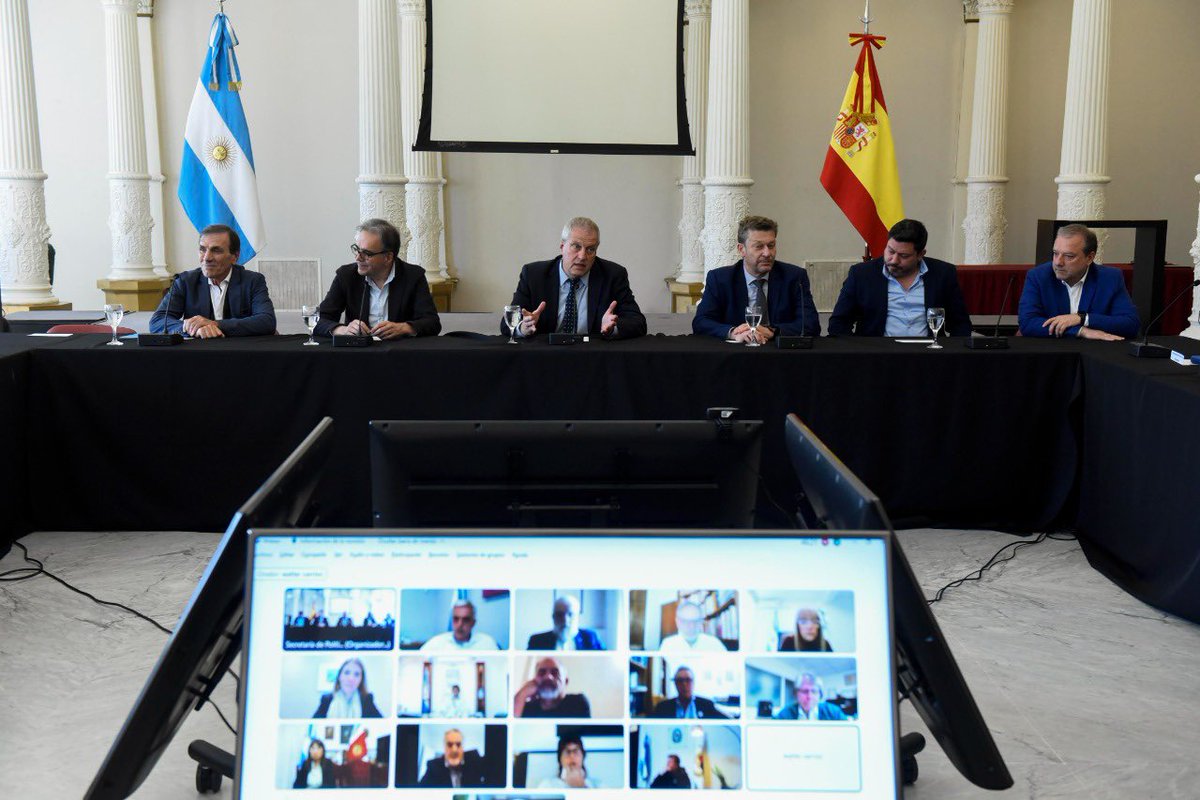 Junto con <a href="/AlpaOscar/">Oscar Alpa</a>, nos reunimos con el ministro de Universidades en España, <a href="/subirats9/">joan subirats</a>, y rectores de universidades nacionales para avanzar en convenios bilaterales de cooperación para mejorar los vínculos de intercambio y agilizar los trámites de equivalencias entre carreras.