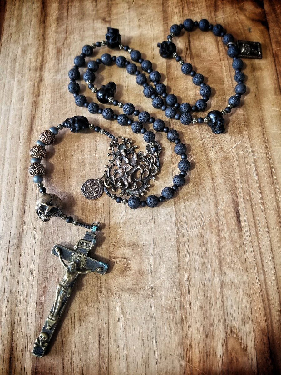 CatholicLandNH's tweet photo. Memento mori. Memento mortuorum.

#MementoMori #RememberDeath #AllSoulsDay #AllSouls #Catholic #Rosary #Latin #LatinMass #Tradition #OurLadyofMartyrs https://t.co/EfMbCTBoub