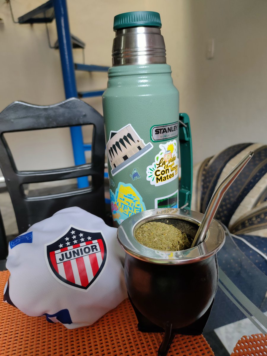 ALANCHO_10's tweet photo. Sale Junior, y salen unos amargos ❤️🤍 @JuniorClubSA #mate #Canarias #diadefinal https://t.co/lDFATNi8Zf