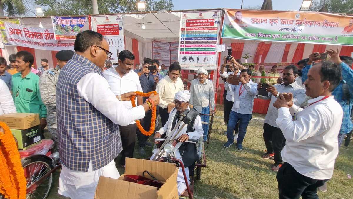 आज बदलापुर महोत्सव, जनपद जौनपुर में राज्यमंत्री, उत्तर प्रदेश सरकार मा० श्री <a href="/MayankeshwarSh1/">Mayankeshwar Sharan Singh</a> जी, श्री <a href="/RameshMishraMLA/">-</a> जी विधायक बदलापुर एवं श्री <a href="/RameshSinghMLA/">Ramesh Singh</a> जी विधायक शाहगंज जी के साथ दिव्यांग बंधुओ को ट्राईसाइकिल प्रदान कर उन्हें सम्मानित करते हुए।