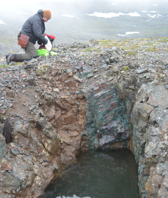 The #copper #gold veins at Burfjord were historically mined at cut-off grades of 3-5% copper and are surrounded by envelopes of stockwork veins or disseminations of copper mineralization extending tens to 100s of metres laterally into the host rocks.  t.ly/S_4y