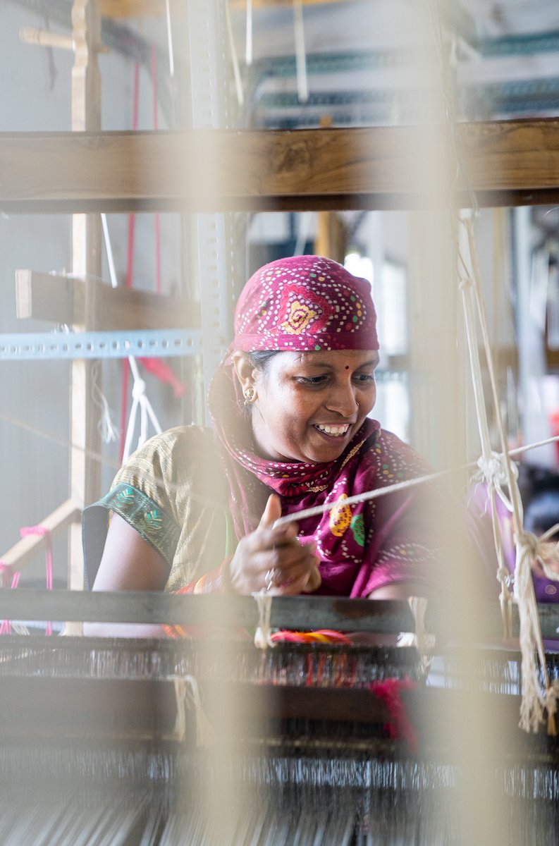 fiblorg's tweet photo. Subhadra Fagna, 35, says “That’s my favourite part: learning new patterns” https://t.co/QN2hWfYs8n
Faces of Organic Cotton, 4/11

#weaving #looming #handlooming #cottonfabrics #agriculture #research #organicfarming #organiccotton #sustainablefashion  #willpower #womenempowerement https://t.co/Px9x1ZXoA6