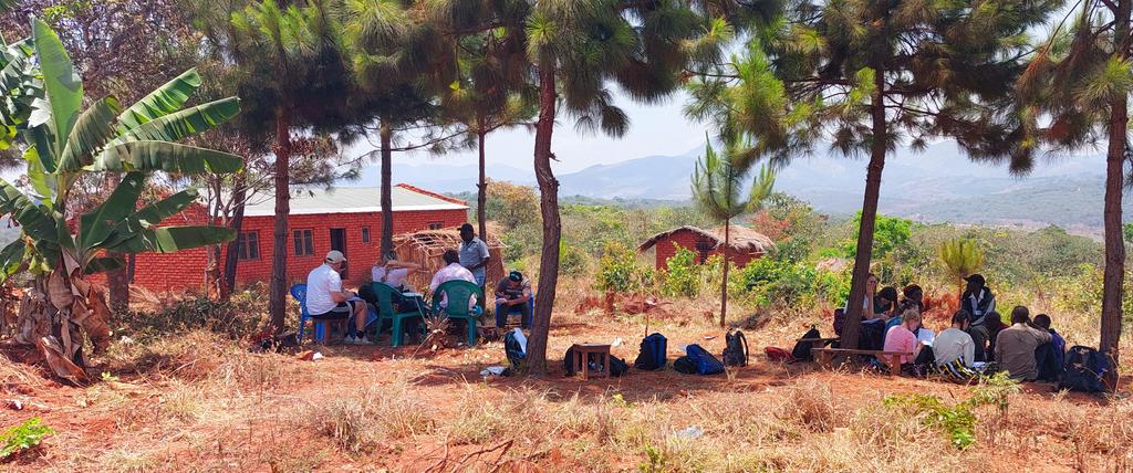 <a href="/GeographyUoW/">Geography at UoW</a> students discussing lives and livelihoods  with farmers from Kankhulukulu - with input from @AlanBDixon
amd <a href="/albert_mvula/">Albert Mvula, PhD</a> 
#Malawi2022