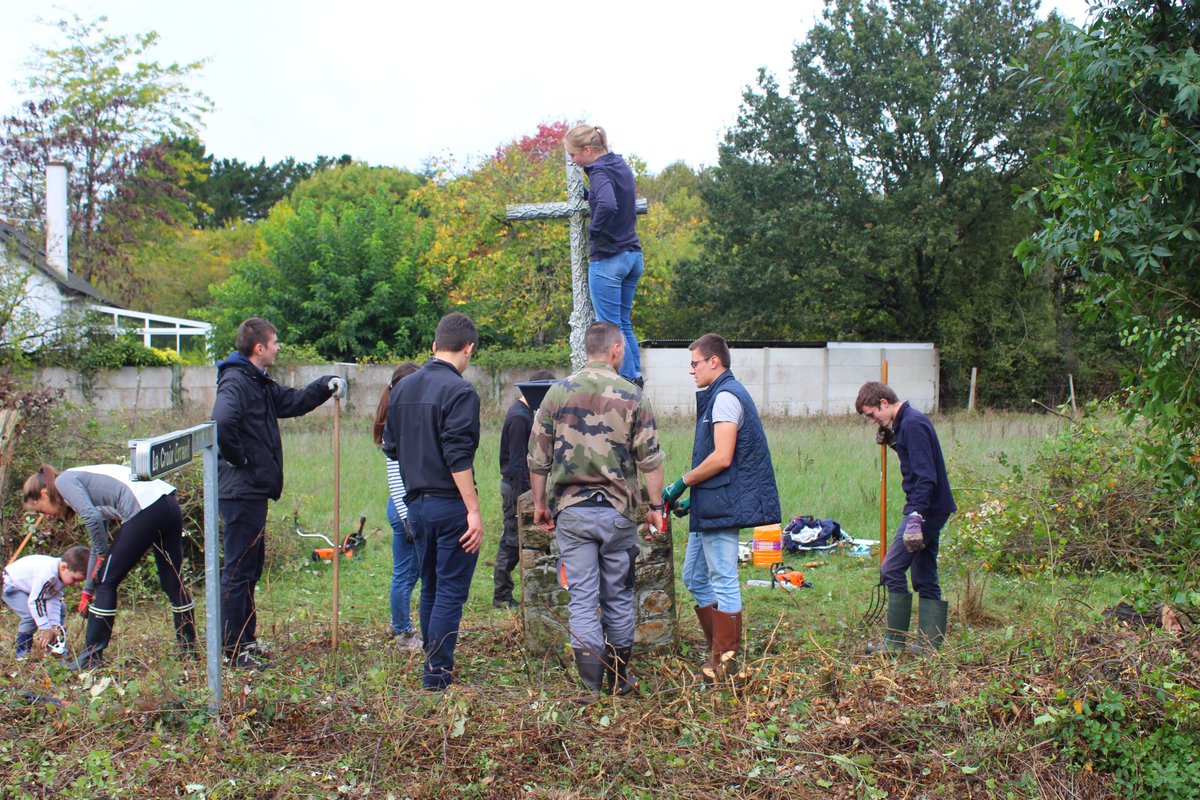 soscalvaires's tweet photo. L'antenne de #loireatlantique restaure deux calvaires sur la même commune en une journée !
Bravo à eux 👏
#soscalvaires #association #patrimoine #love #france #christ #jesus #croix #restauration #reparation #bénévoles #teamwork #atelier #peinture #heric #loireatlantique https://t.co/A9pQlmUapm
