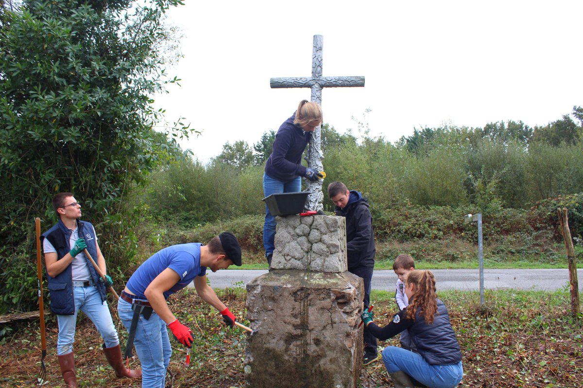soscalvaires's tweet photo. L'antenne de #loireatlantique restaure deux calvaires sur la même commune en une journée !
Bravo à eux 👏
#soscalvaires #association #patrimoine #love #france #christ #jesus #croix #restauration #reparation #bénévoles #teamwork #atelier #peinture #heric #loireatlantique https://t.co/A9pQlmUapm