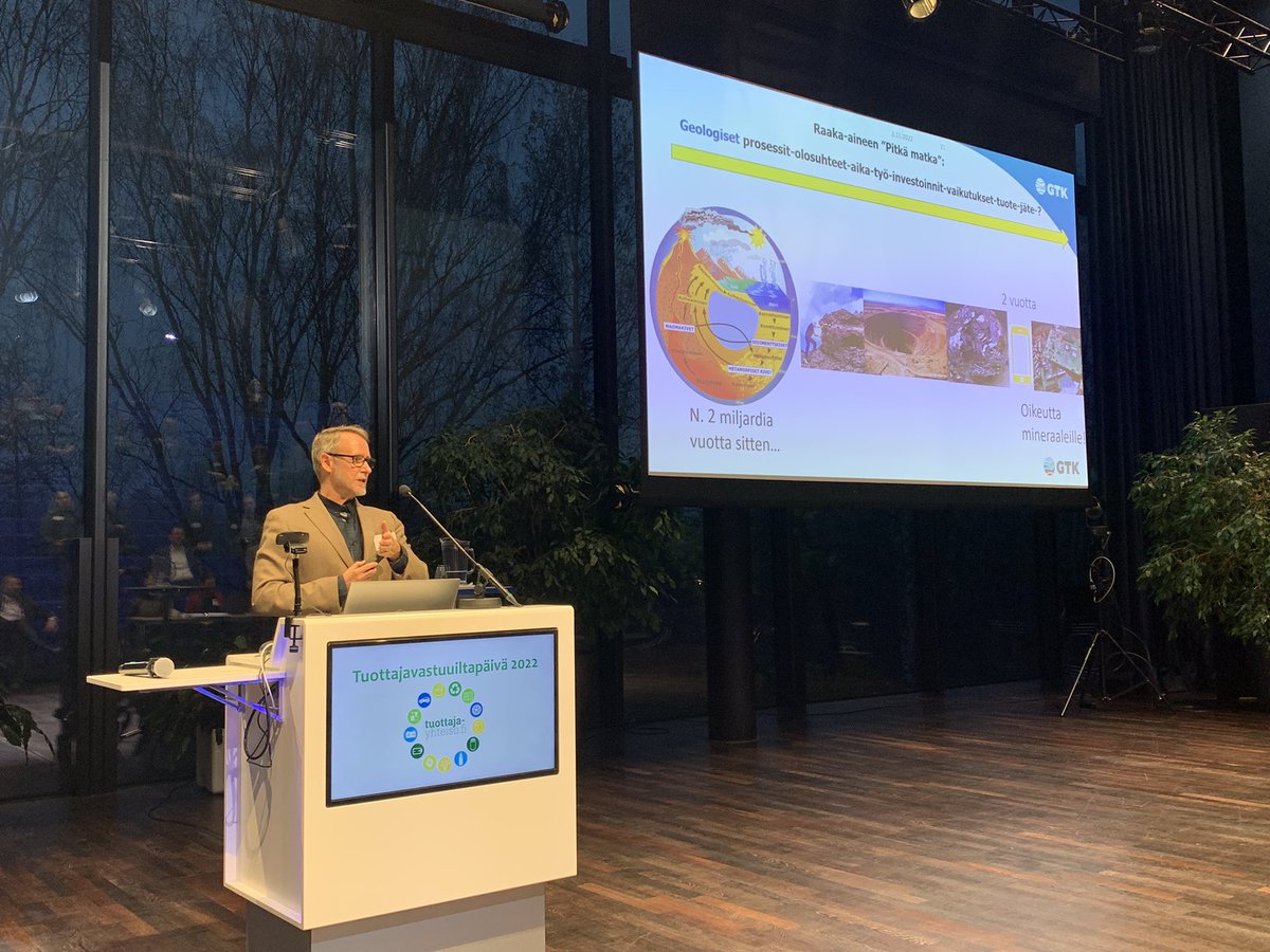 Toni Eerola GTK:sta muistuttaa siitä, ettei raaka-aineiden matka ala louhinnasta vaan paljon aiemmin. Aiheellinen kysymys: Onko muutaman vuoden käyttöiällä miljardien vuosien aikana syntyneille aineille mitään järkeä? #TVIP22 #kiertotalous #tuottajavastuu
