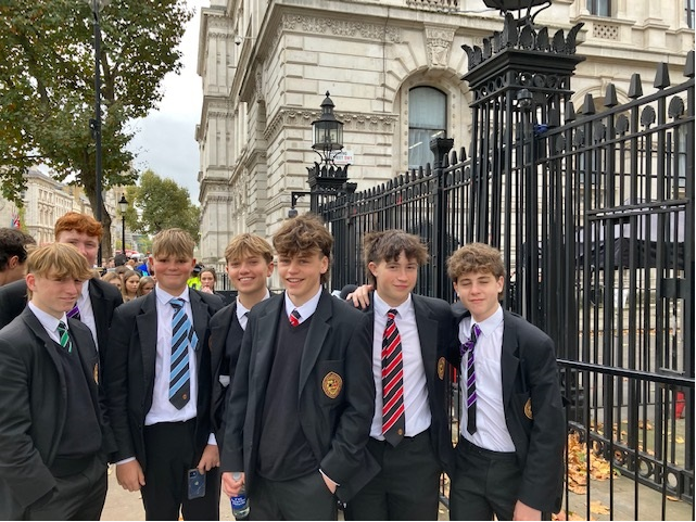 OakhamCitizens1's tweet photo. Form 5 Citizenship have made it to central London - and it's not raining!  Making their way to Houses of Parliament for a 3pm visit.  Who will they see? #citizenship #reallife #joyofschooltrips @OakhamSch https://t.co/nvRkEW0IFw