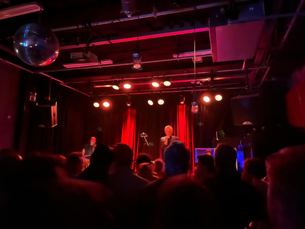MonicaKeyzer's tweet photo. 🪬Een stempeltje van Cinetol.
🪩Powerconcert van Prins S. en de Geit.
#TypischAmsterdam Tolstraat - Amsterdam.
#Cinetol #PrinsSendeGeit #LenteClubtour #stempeltje
📸Anne Versloot https://t.co/0RVFYXFKCT