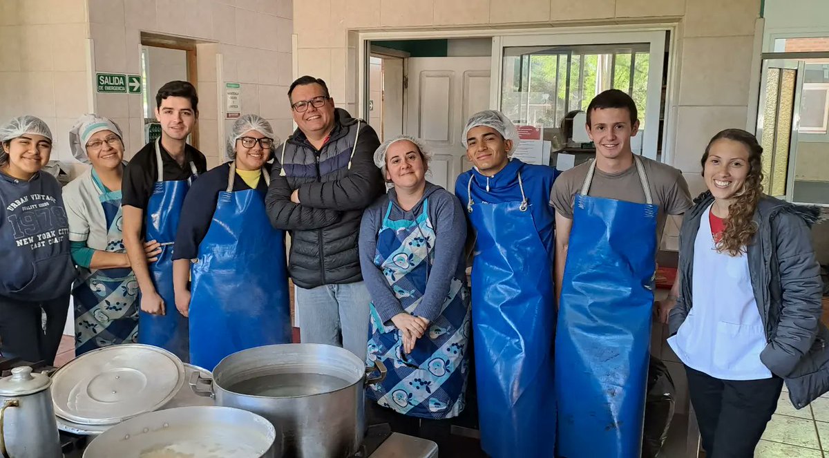 LBertagni's tweet photo. Parte del Equipo de Cocina, con estudiantes del Taller de Formación Profesional (Gastronomía)

💪 Aprendizajes útiles para la vida.

👏 Gracias por el cariño puesta en la tarea.
@ISAMisiones https://t.co/xmDv3PpTfK
