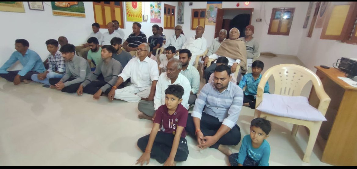 Shailesh_1009's tweet photo. મોરબી ખાતે કેબલ બ્રિજ તૂટવાની દુર્ઘટના ઘટી.. જેમાં પ્રભુચરણ થયેલ આત્માઓ માટે ચડાસના ગ્રુપ ગ્રામ પંચાય તા ઇડર એ શોક ઠરાવ પસાર કર્યો અને સદગત આત્માઓ માટે મૌન પાળવામાં આવ્યું. અને દિવંગત આત્માઓને મોક્ષ પ્રાપ્ત થાય તેવી પ્રભુને પ્રાર્થના કરવામાં આવી @CMOGuj @sabarkanthadp https://t.co/R9w8HLHzb4